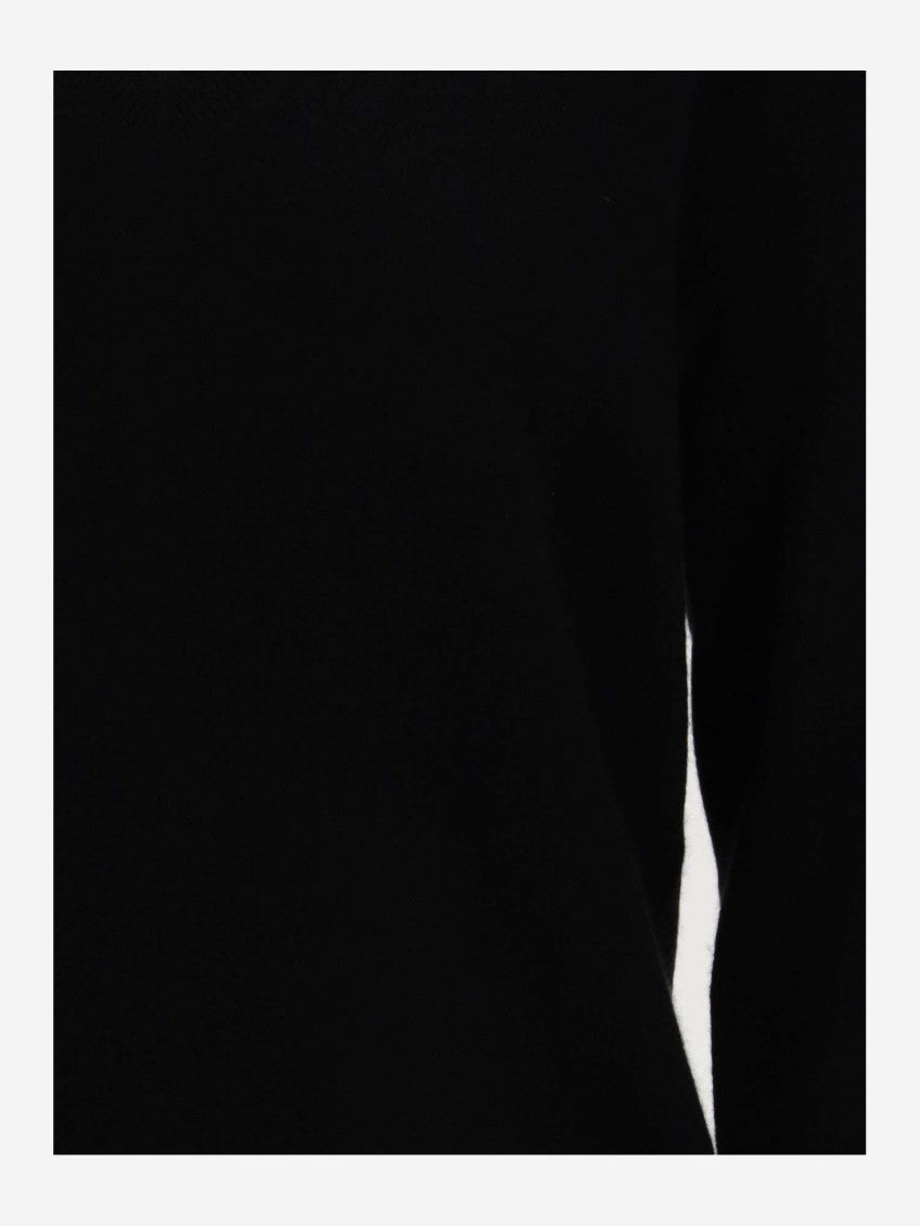 Black V-neck Pullover 3
