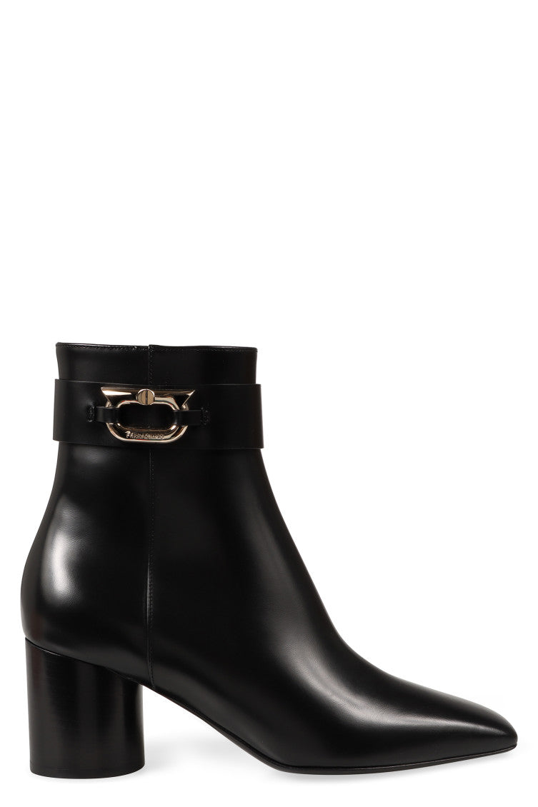 Black Solid Zipper Boots 1